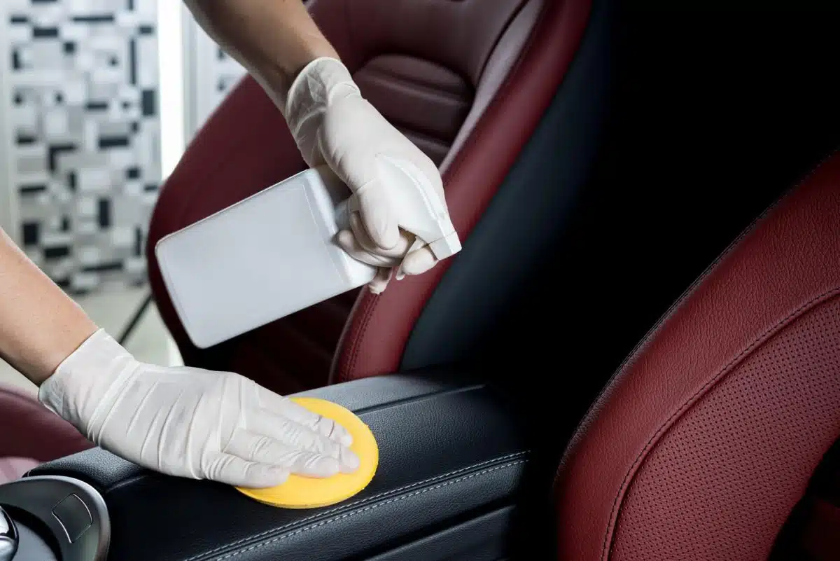 Secrets d'experts pour un nettoyage impeccable de votre siège voiture
