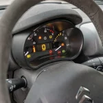 Voyants allumés sur le tableau de bord d'une Citroën C3 après une révision, vue depuis le siège conducteur