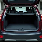 Coffre ouvert d'un Peugeot 3008 phase 2 révélant le compartiment de roue de secours sous le plancher de chargement