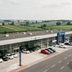 Vue panoramique d'une zone de concessionnaires automobiles en Centre-Val de Loire avec plusieurs showrooms modernes