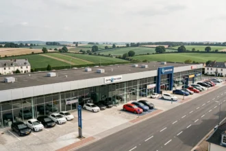 Vue panoramique d'une zone de concessionnaires automobiles en Centre-Val de Loire avec plusieurs showrooms modernes