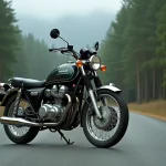 Kawasaki KZ400J vintage garée sur une route de campagne avec un fond de forêt de pins et de montagnes brumeuses, ambiance road-trip
