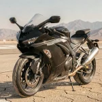 Moto Kawasaki Ninja H2 garée sur une piste d'aérodrome désertique, vue en angle 3/4 avant, inspirée de l'univers Top Gun Maverick