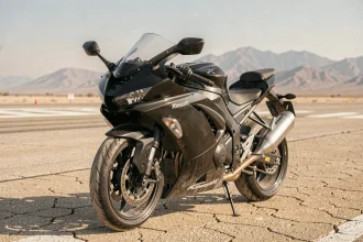 Moto Kawasaki Ninja H2 garée sur une piste d'aérodrome désertique, vue en angle 3/4 avant, inspirée de l'univers Top Gun Maverick
