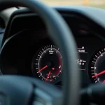 Tableau de bord d'une voiture avec compteur de puissance indiquant les kilowatts et chevaux vapeur