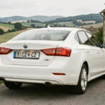 Voiture avec plaque d'immatriculation tchèque CZ garée en France dans un village rural français