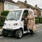 Femme d'une cinquantaine d'années sortant d'une voiture sans permis électrique 4 places dans une rue résidentielle
